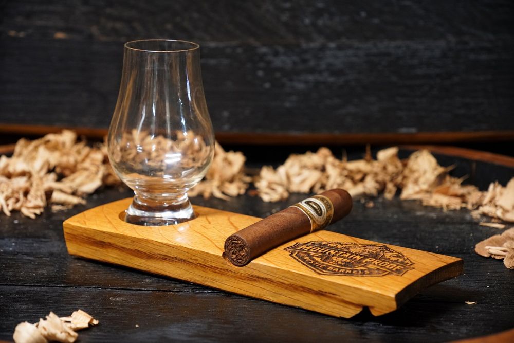 Cigar server with Glencairn glass and cigar